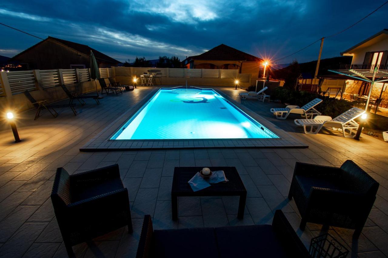 Spacious Villa For 10 With A Big Private Pool Trilj Dış mekan fotoğraf