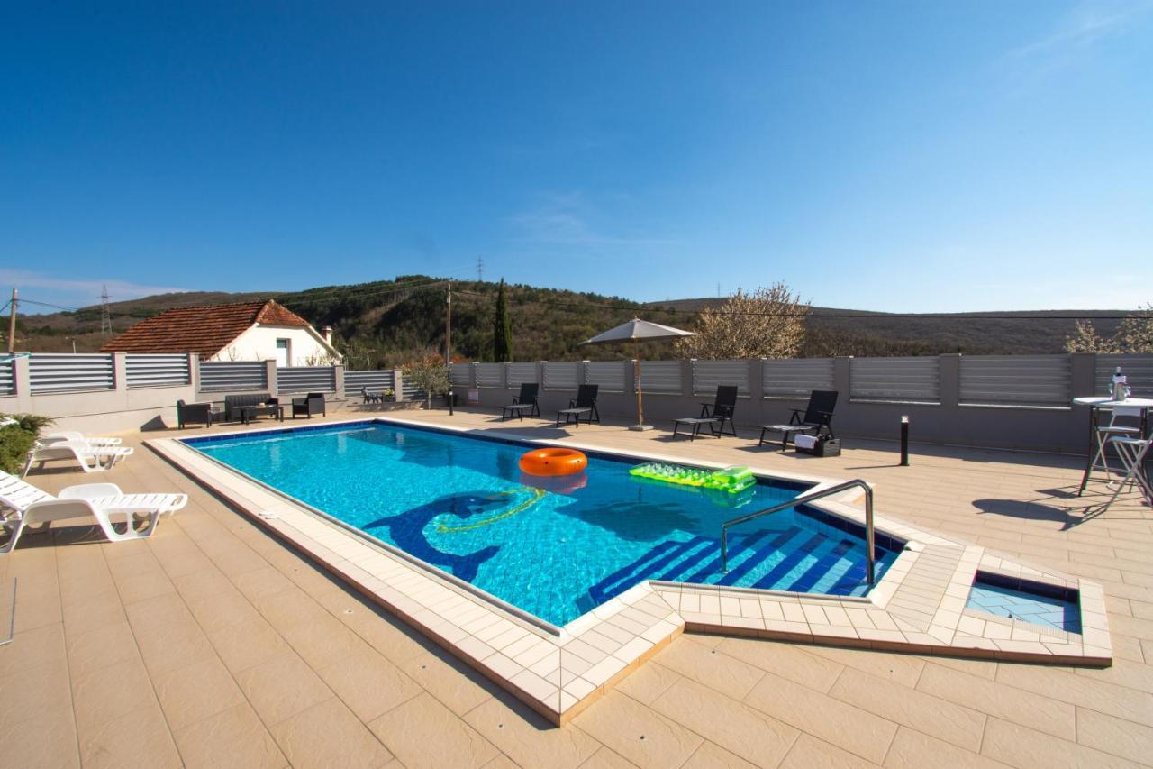 Spacious Villa For 10 With A Big Private Pool Trilj Dış mekan fotoğraf